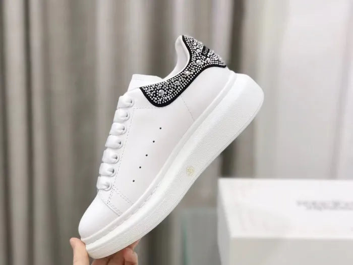 A - SNEAKERS