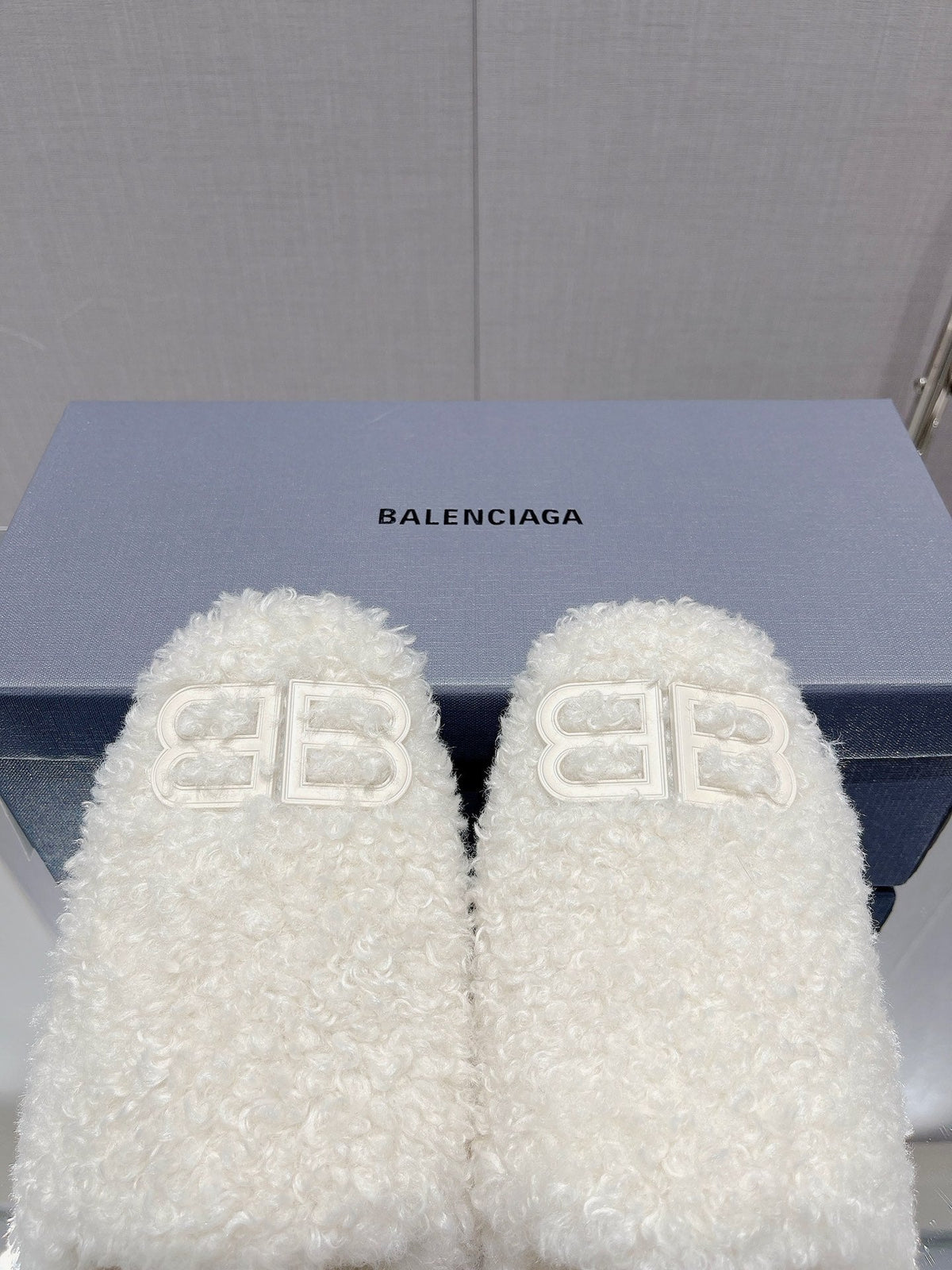 B-Sneakers
