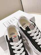 A - SNEAKERS