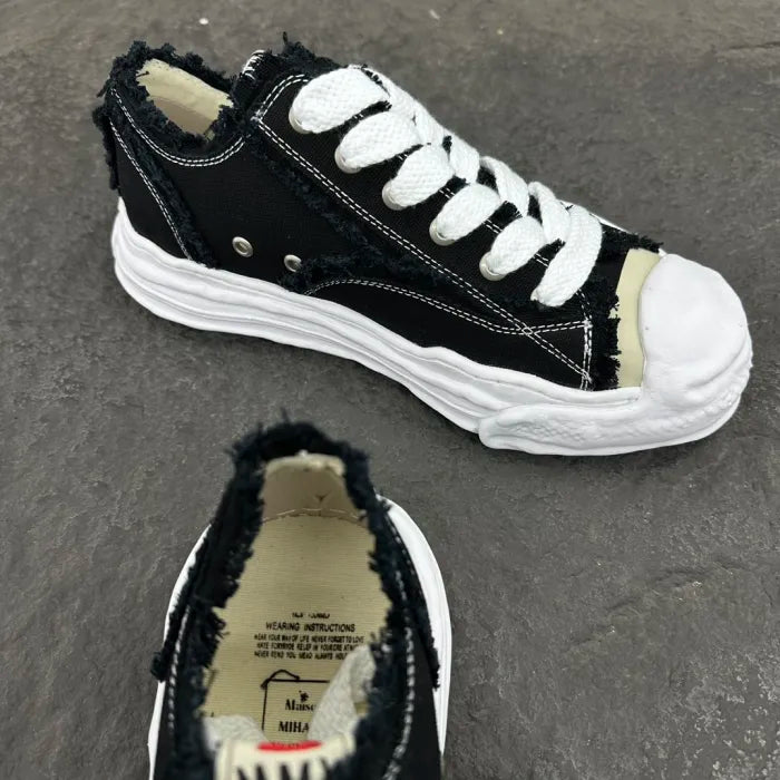 A - SNEAKERS