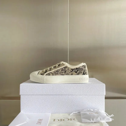 D - SNEAKERS