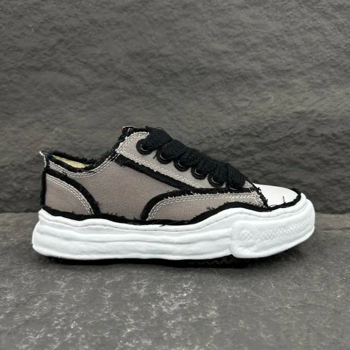 A - SNEAKERS