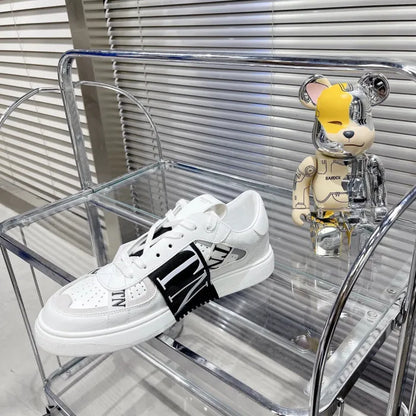 V - SNEAKERS