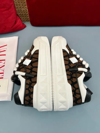 V - SNEAKERS