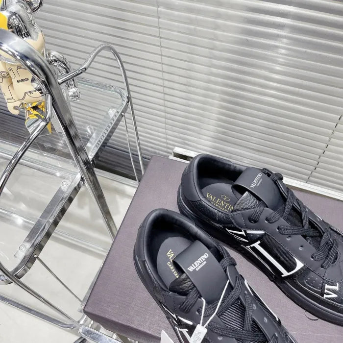 V - SNEAKERS