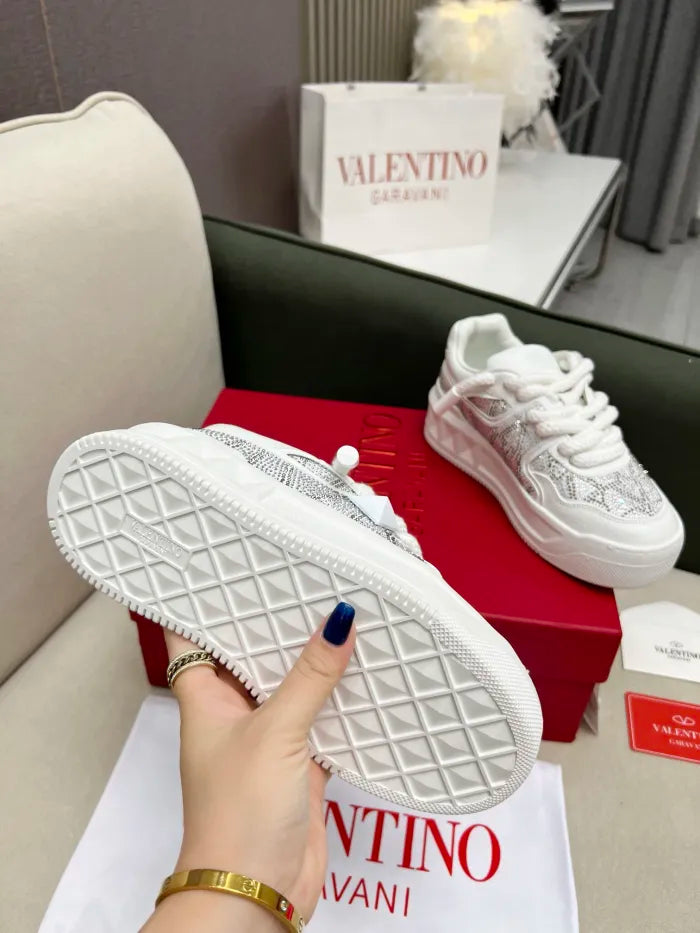 V - SNEAKERS