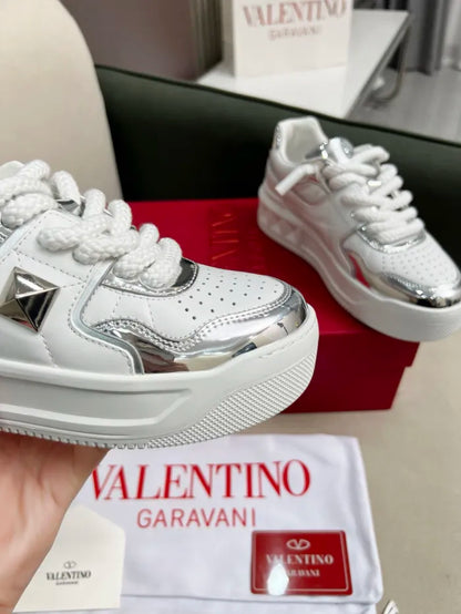 V - SNEAKERS