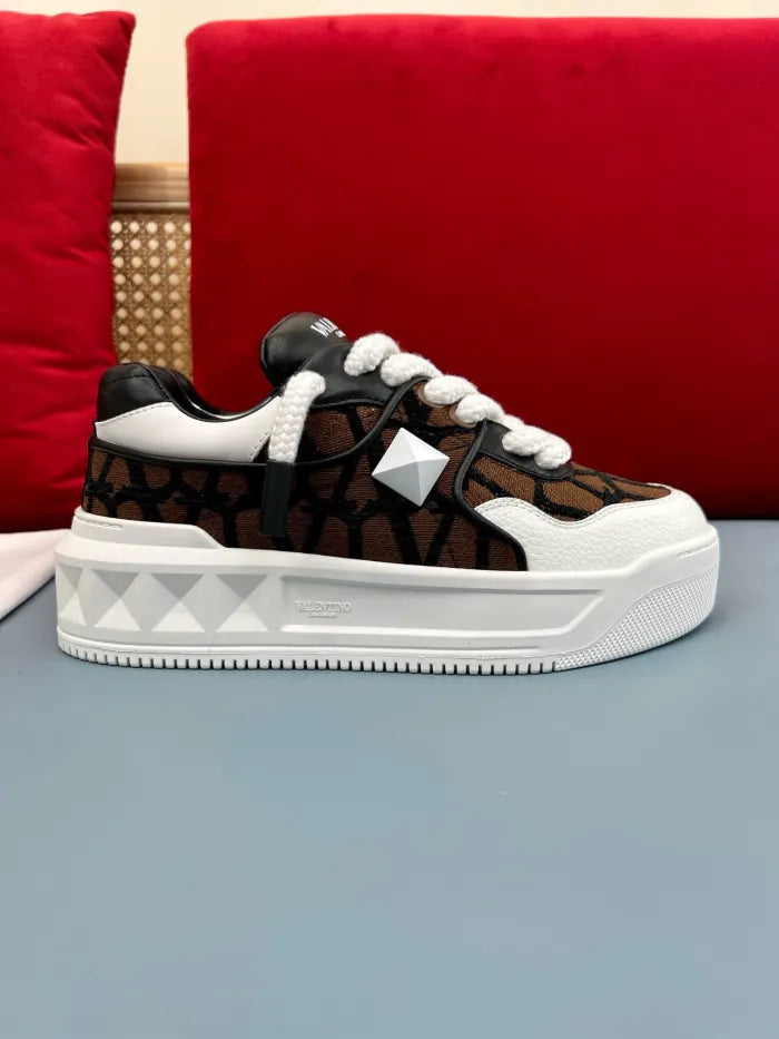 V - SNEAKERS