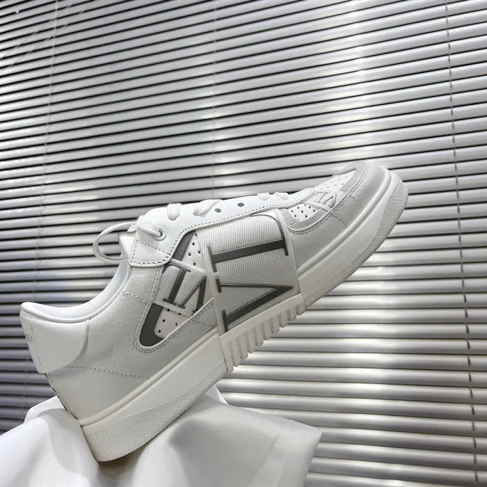 V - SNEAKERS