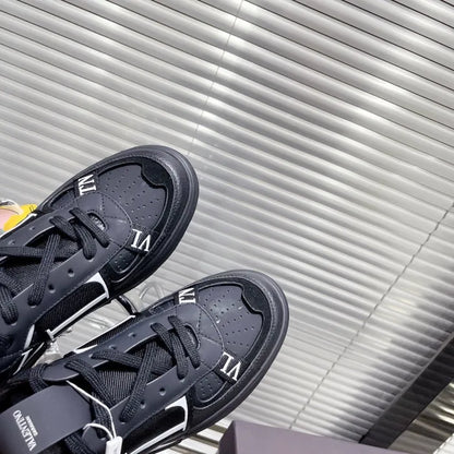 V - SNEAKERS