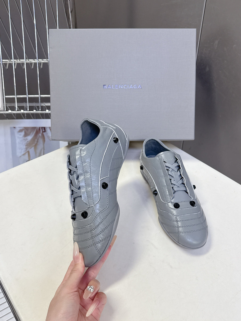 B-Sneakers