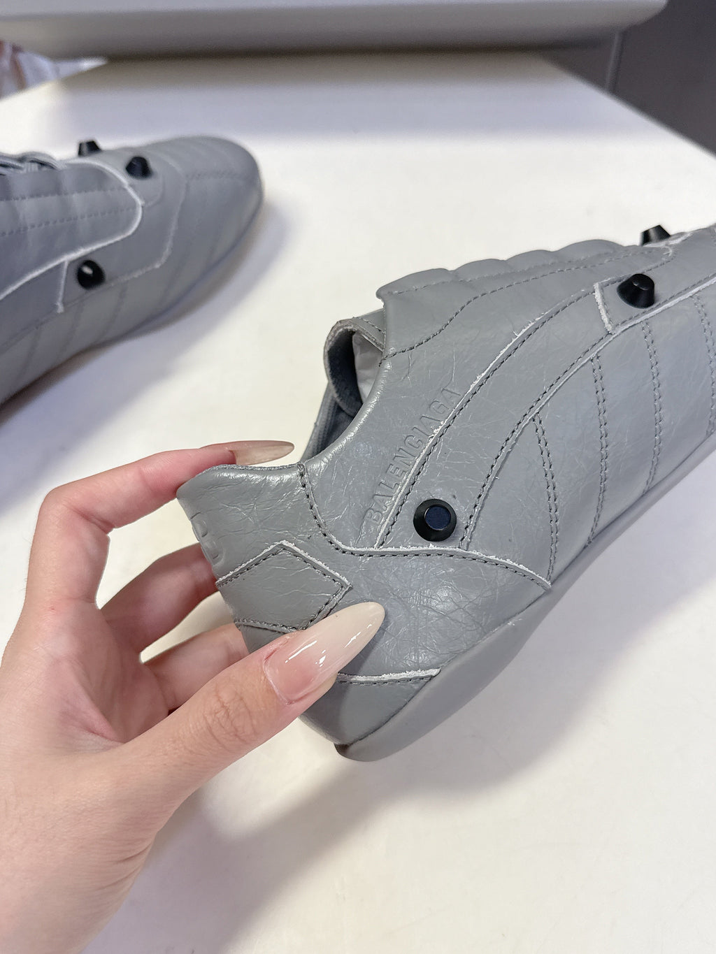 B-Sneakers
