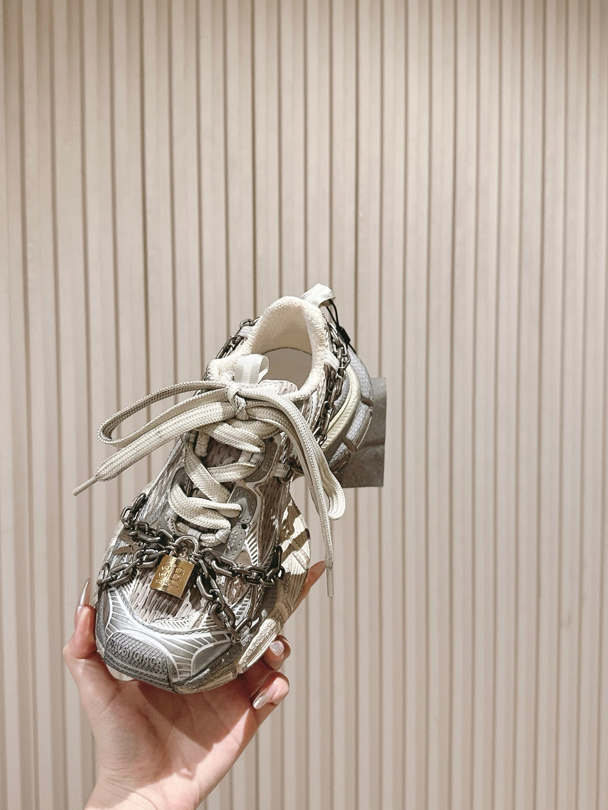 B-Sneakers