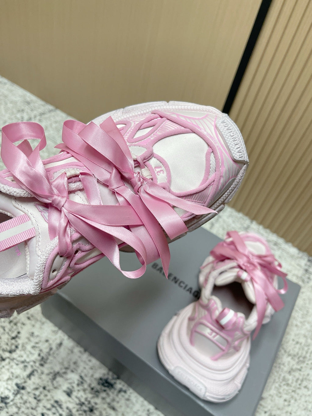 B-Sneakers
