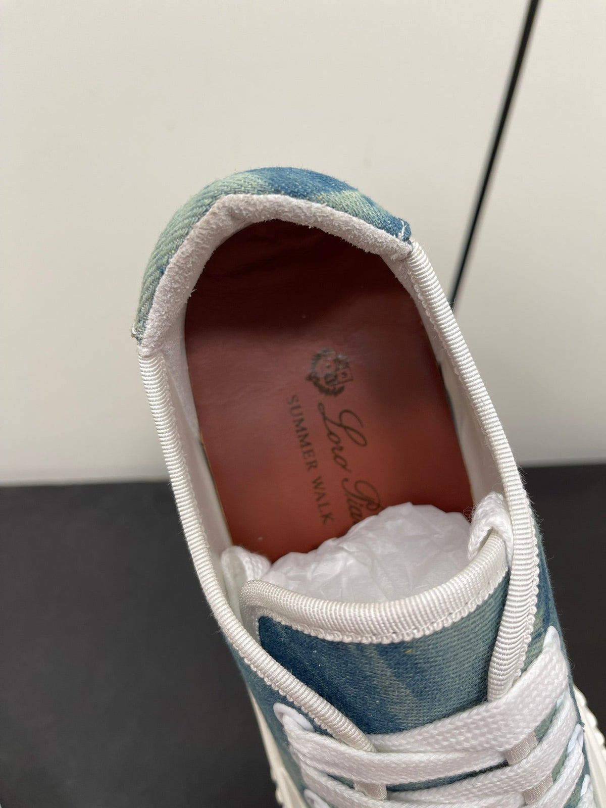 L-Sneakers