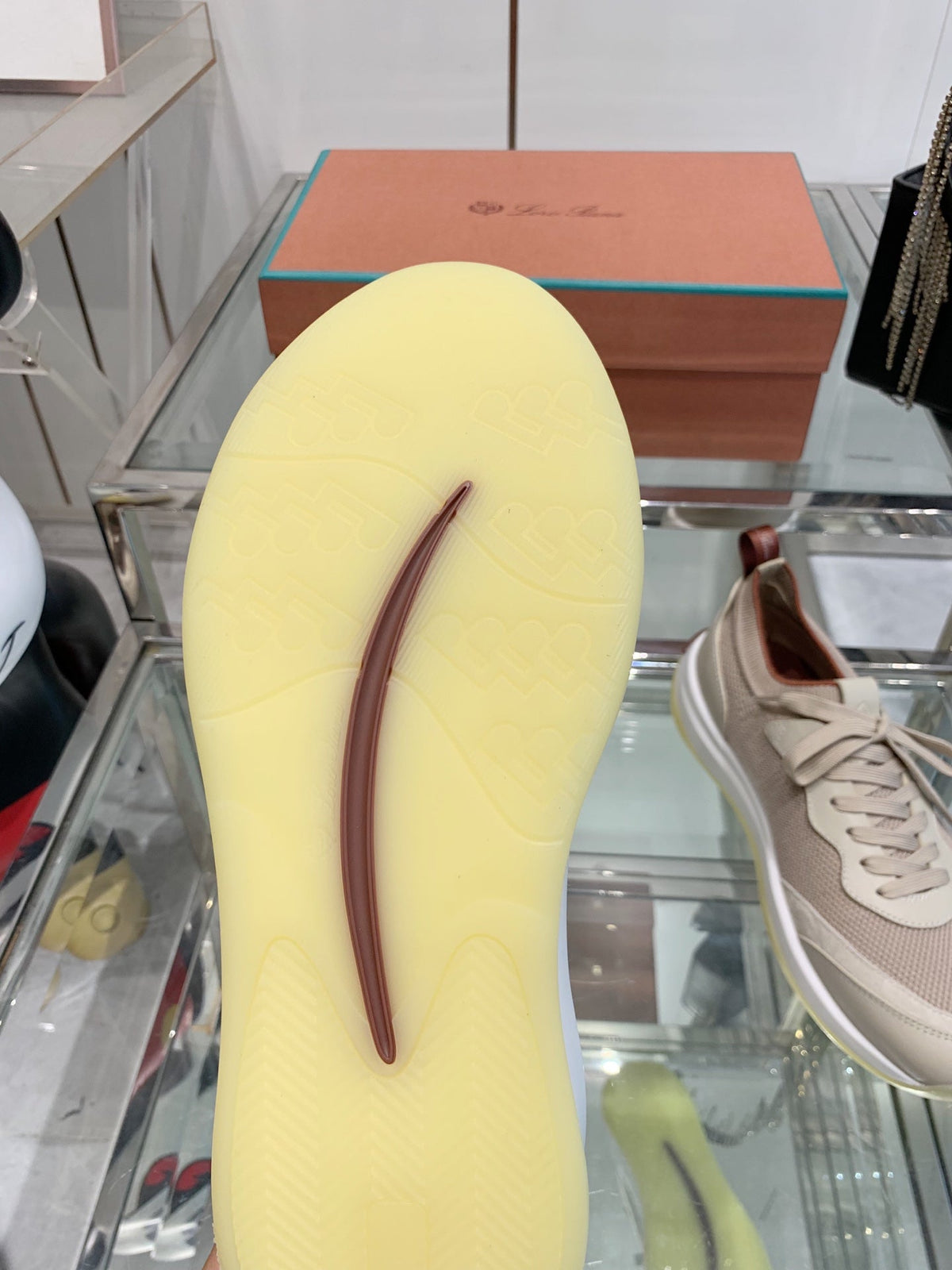 L-Sneakers